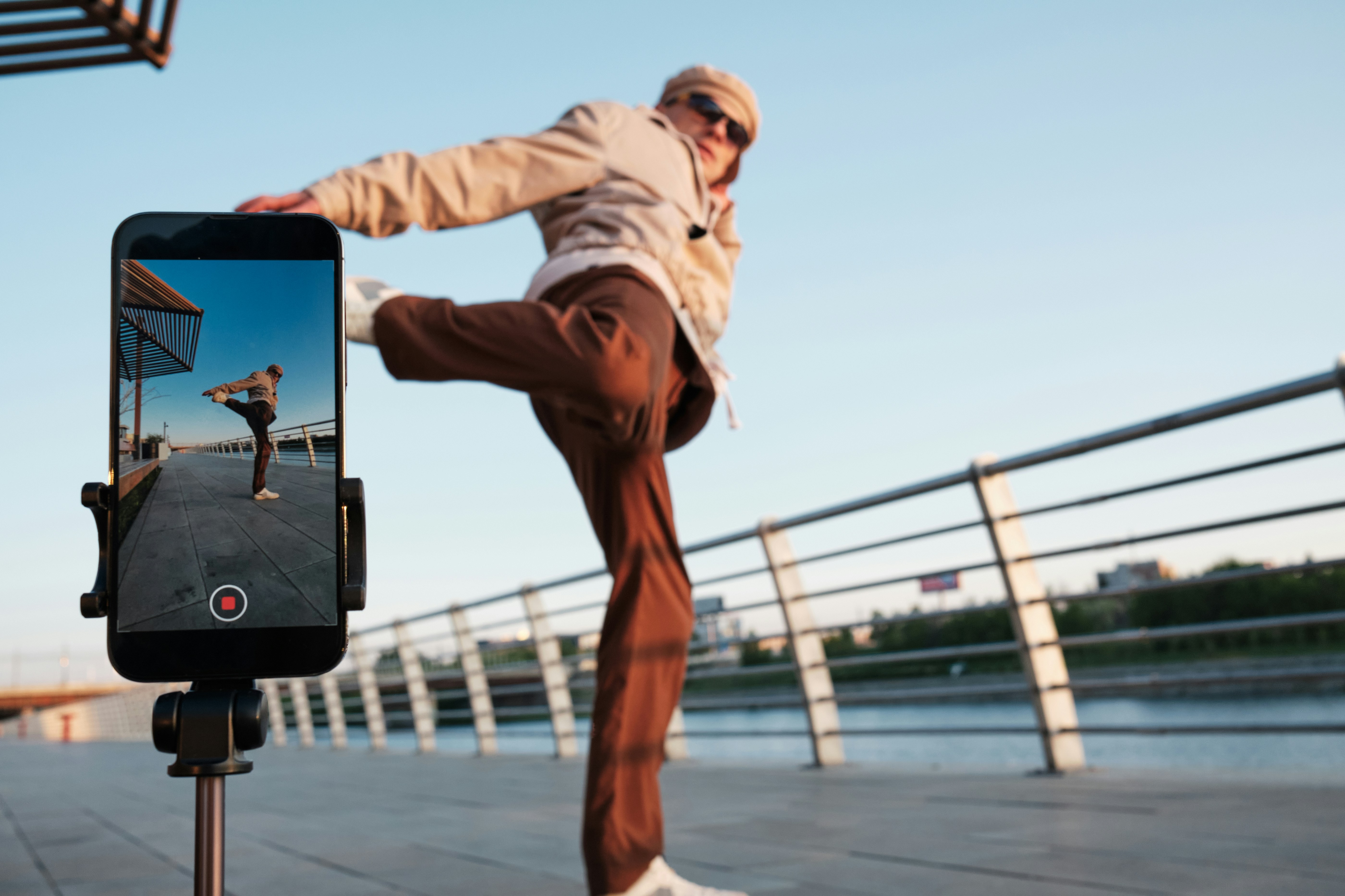 En mand der laver en TikTok video, hvor han laver parkour